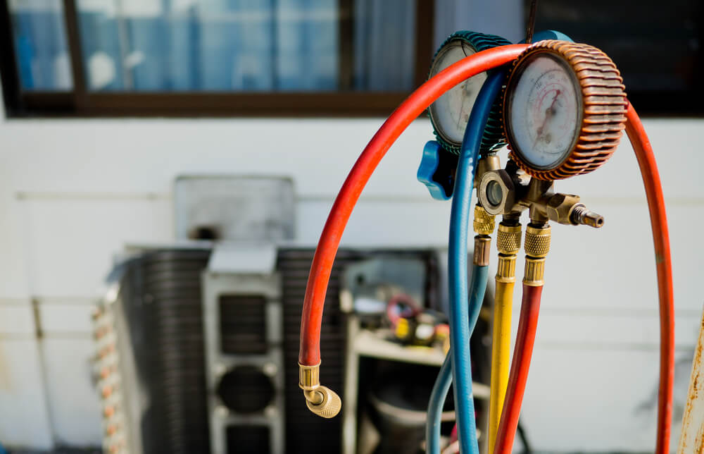 Pressure gauge to determine airflow for HVAC unit during maintenance check